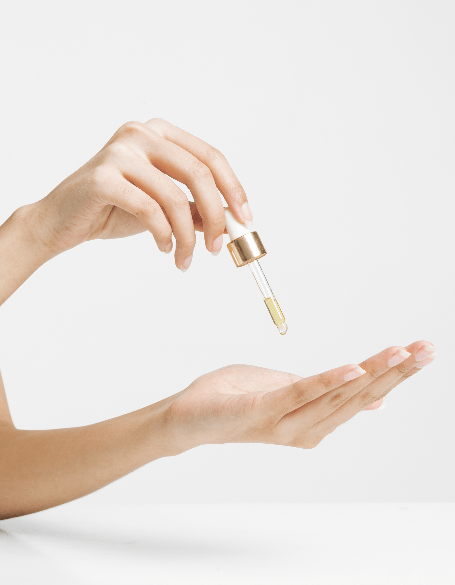 Vrouw gebruikt een serum als deel van een skincare-routine
